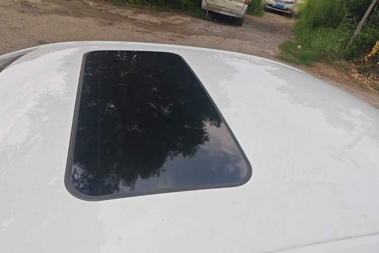 Used Roewe i5 2020 1.5L Automatic 4G Connect Luxury Flagship Edition Roof