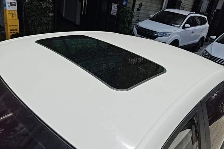 Used Roewe i5 2020 1.5L Automatic 4G Connect Luxury Flagship Edition Roof