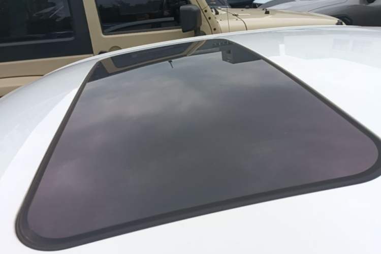 Used Roewe i5 2020 1.5L Automatic 4G Connect Luxury Flagship Edition Roof