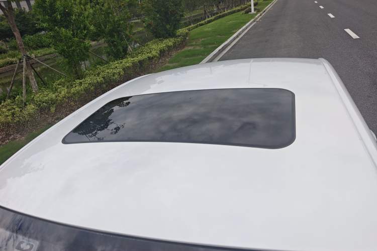 Used Roewe i5 2020 1.5L Automatic 4G Connect Luxury Flagship Edition Roof
