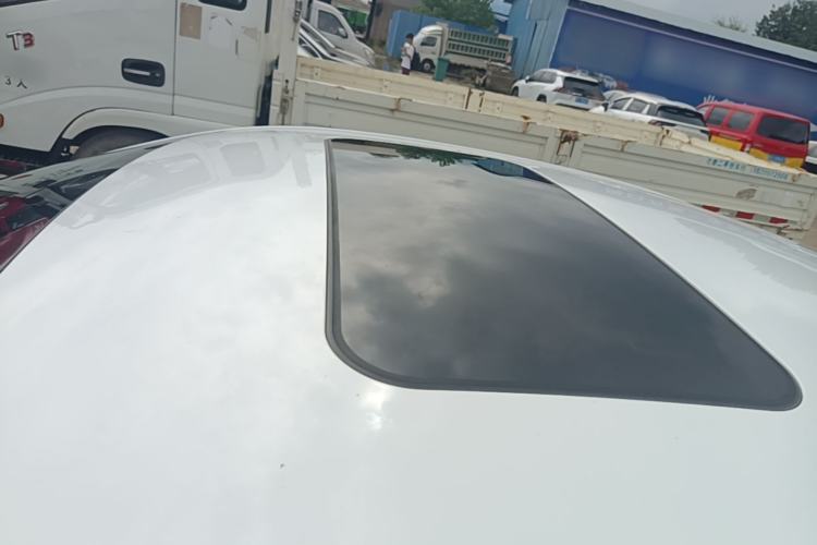 Used Roewe i5 2020 1.5L Automatic 4G Connect Luxury Flagship Edition Roof