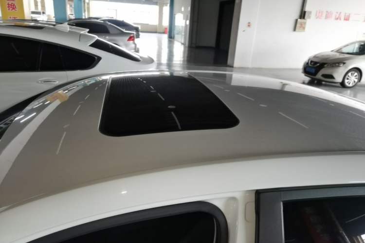 Used Roewe i5 2020 1.5L Automatic 4G Connect Luxury Flagship Edition Roof