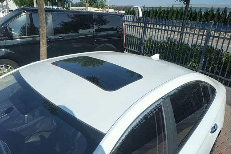 Used Roewe i5 2020 1.5L Automatic 4G Connect Luxury Flagship Edition Roof