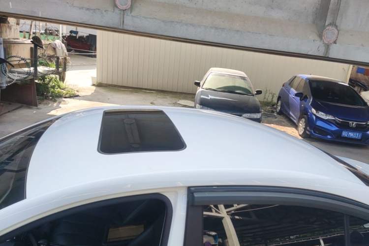Used Roewe i5 2020 1.5L Automatic 4G Connect Luxury Flagship Edition Roof