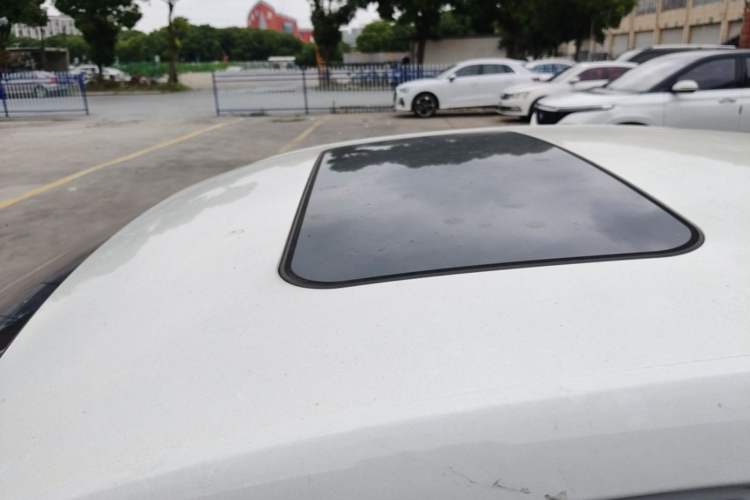 Used Roewe i5 2020 1.5L Automatic 4G Connect Luxury Flagship Edition Roof