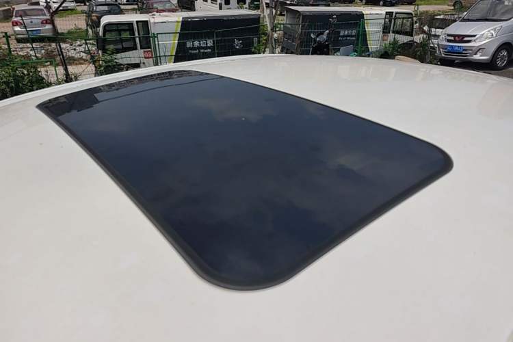 Used Roewe i5 2020 1.5L Automatic 4G Connect Luxury Flagship Edition Roof