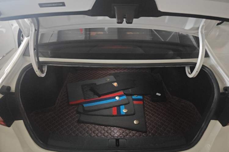 Used Roewe i5 2020 1.5L Automatic 4G Connect Luxury Flagship Edition Trunk