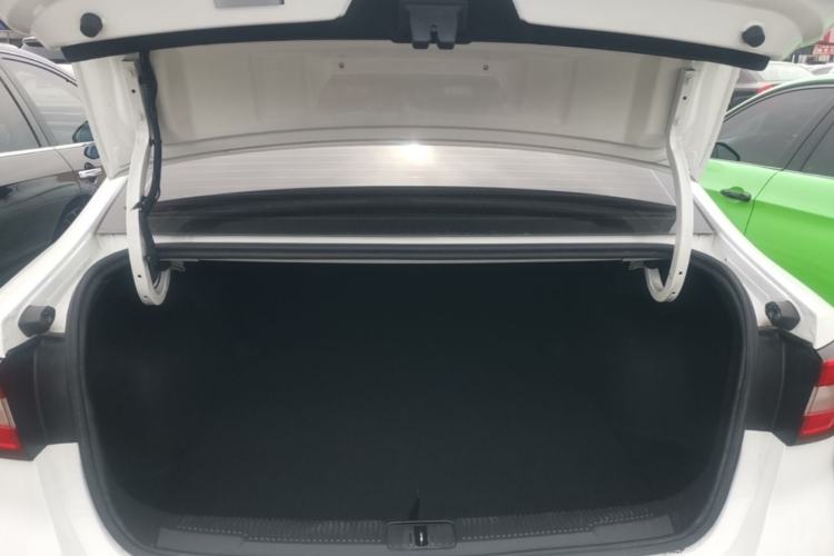 Used Roewe i5 2020 1.5L Automatic 4G Connect Luxury Flagship Edition Trunk