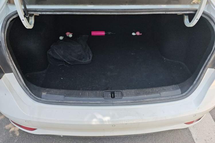 Used Roewe i5 2020 1.5L Automatic 4G Connect Luxury Flagship Edition Trunk