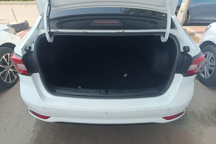 Used Roewe i5 2020 1.5L Automatic 4G Connect Luxury Flagship Edition Trunk