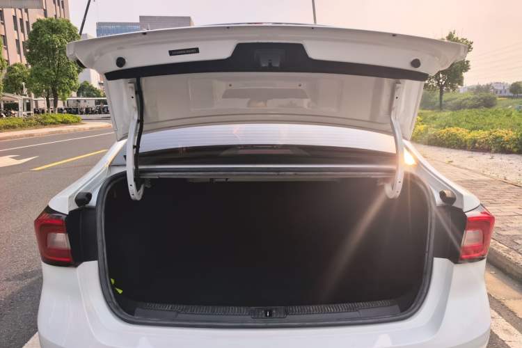 Used Roewe i5 2020 1.5L Automatic 4G Connect Luxury Flagship Edition Trunk