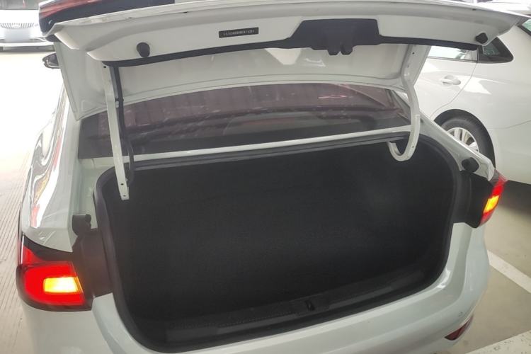 Used Roewe i5 2020 1.5L Automatic 4G Connect Luxury Flagship Edition Trunk
