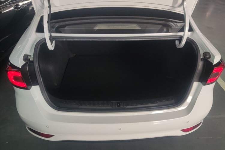 Used Roewe i5 2020 1.5L Automatic 4G Connect Luxury Flagship Edition Trunk