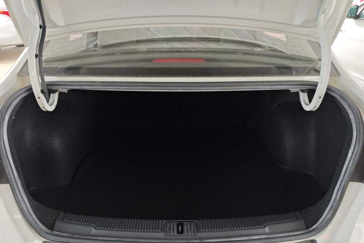 Used Roewe i5 2020 1.5L Automatic 4G Connected Linghao Edition Trunk