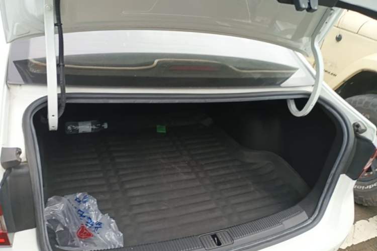 Used Roewe i5 2020 1.5L Automatic 4G Connect Luxury Flagship Edition Trunk