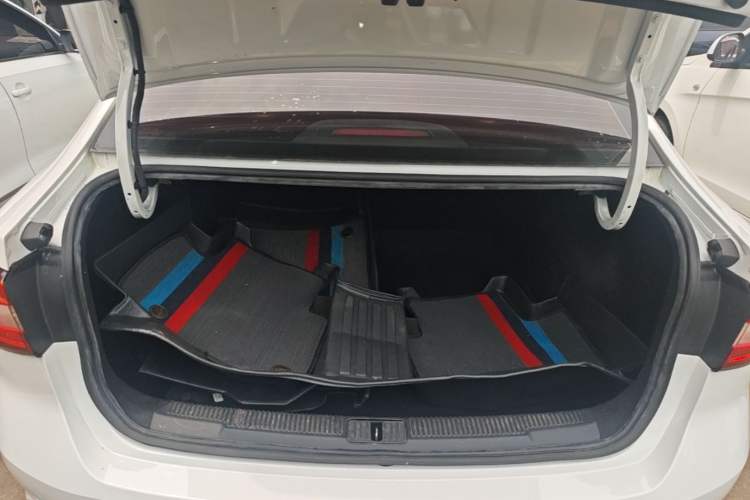 Used Roewe i5 2020 1.5L Automatic 4G Connect Luxury Flagship Edition Trunk