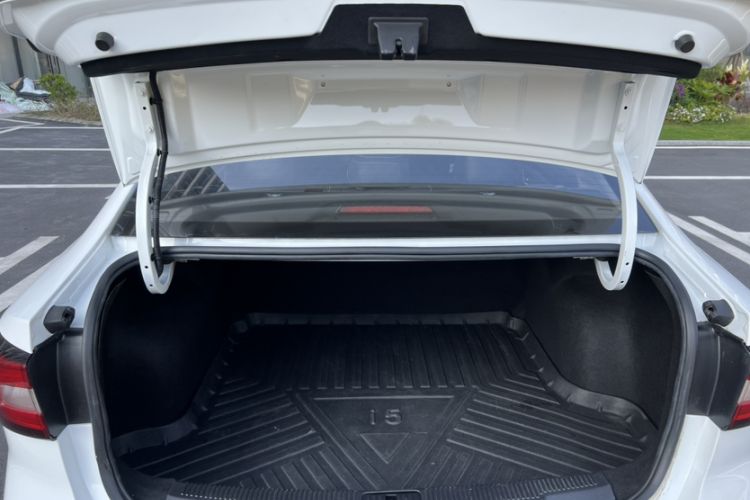 Used Roewe i5 2020 1.5L Automatic 4G Connect Luxury Flagship Edition Trunk
