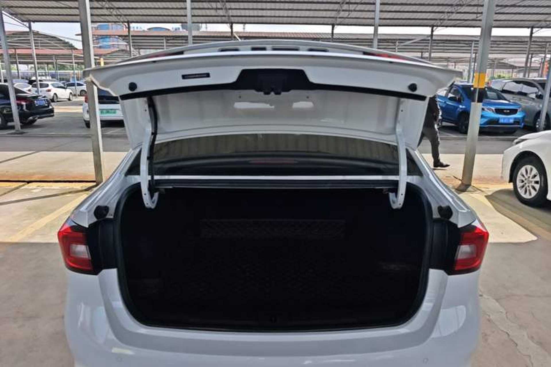 Used Roewe i5 2020 1.5L Automatic 4G Connect Luxury Flagship Edition Trunk