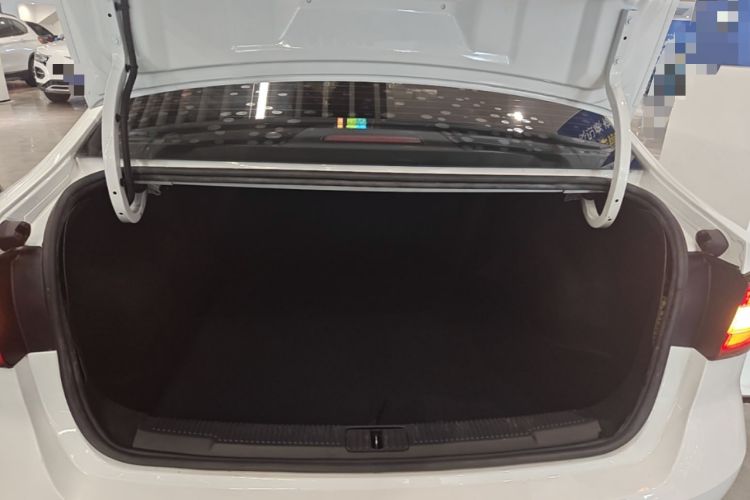 Used Roewe i5 2020 1.5L Automatic 4G Connect Luxury Flagship Edition Trunk