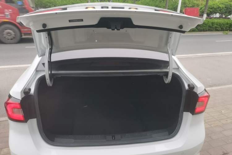 Used Roewe i5 2020 1.5L Automatic 4G Connect Luxury Flagship Edition Trunk