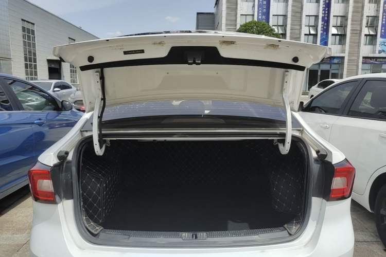 Used Roewe i5 2020 1.5L Manual 4G Connect Leehao Flagship Edition Trunk