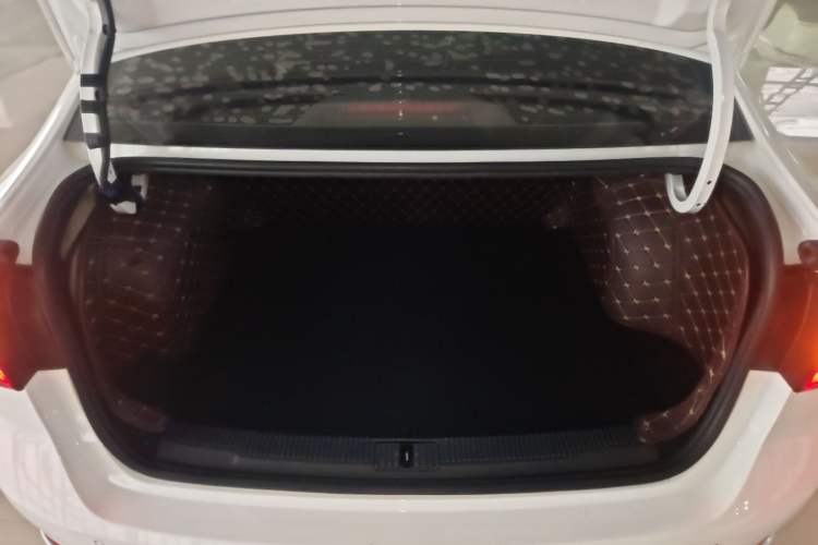 Used Roewe i5 2020 1.5L Automatic 4G Connect Luxury Flagship Edition Trunk