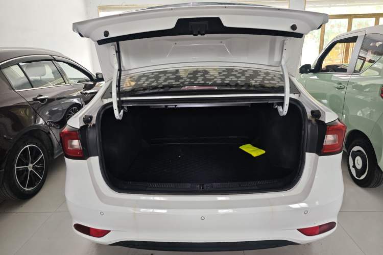 Used Roewe i5 2020 1.5L Automatic 4G Connect Luxury Flagship Edition Trunk