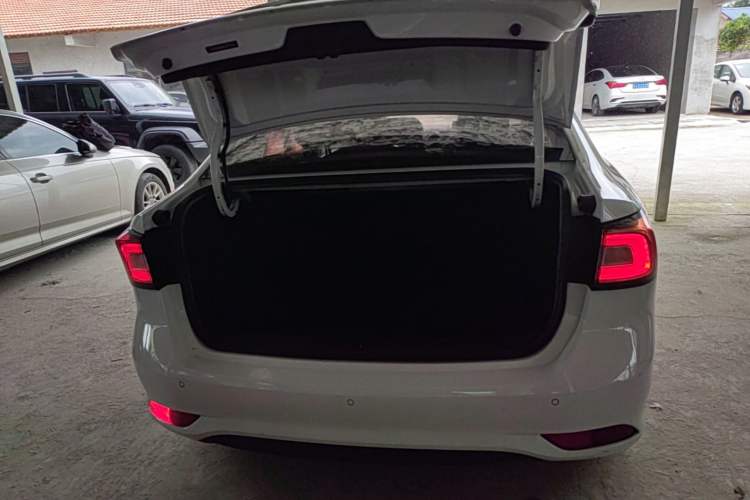 Used Roewe i5 2020 1.5L Automatic 4G Connect Luxury Flagship Edition Trunk