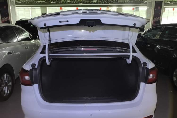 Used Roewe i5 2020 1.5L Automatic 4G Connected Linghao Edition Trunk