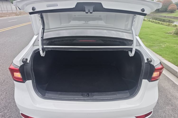 Used Roewe i5 2020 1.5L Automatic 4G Connect Luxury Flagship Edition Trunk