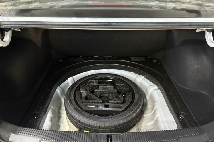 Used Roewe i5 2020 1.5L Automatic 4G Connect Luxury Flagship Edition Trunk