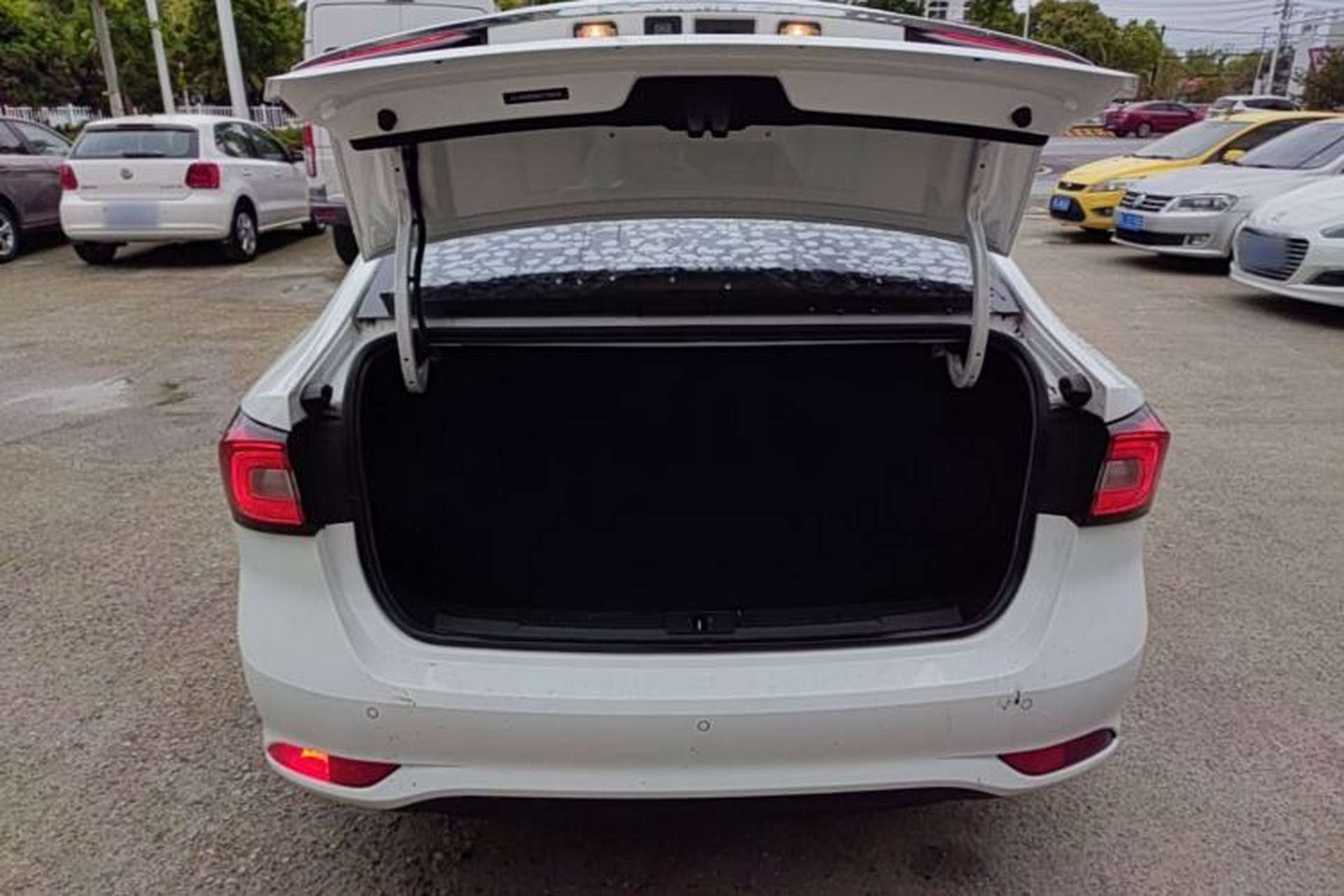 Used Roewe i5 2020 1.5L Manual 4G Connect Luxury Edition Trunk