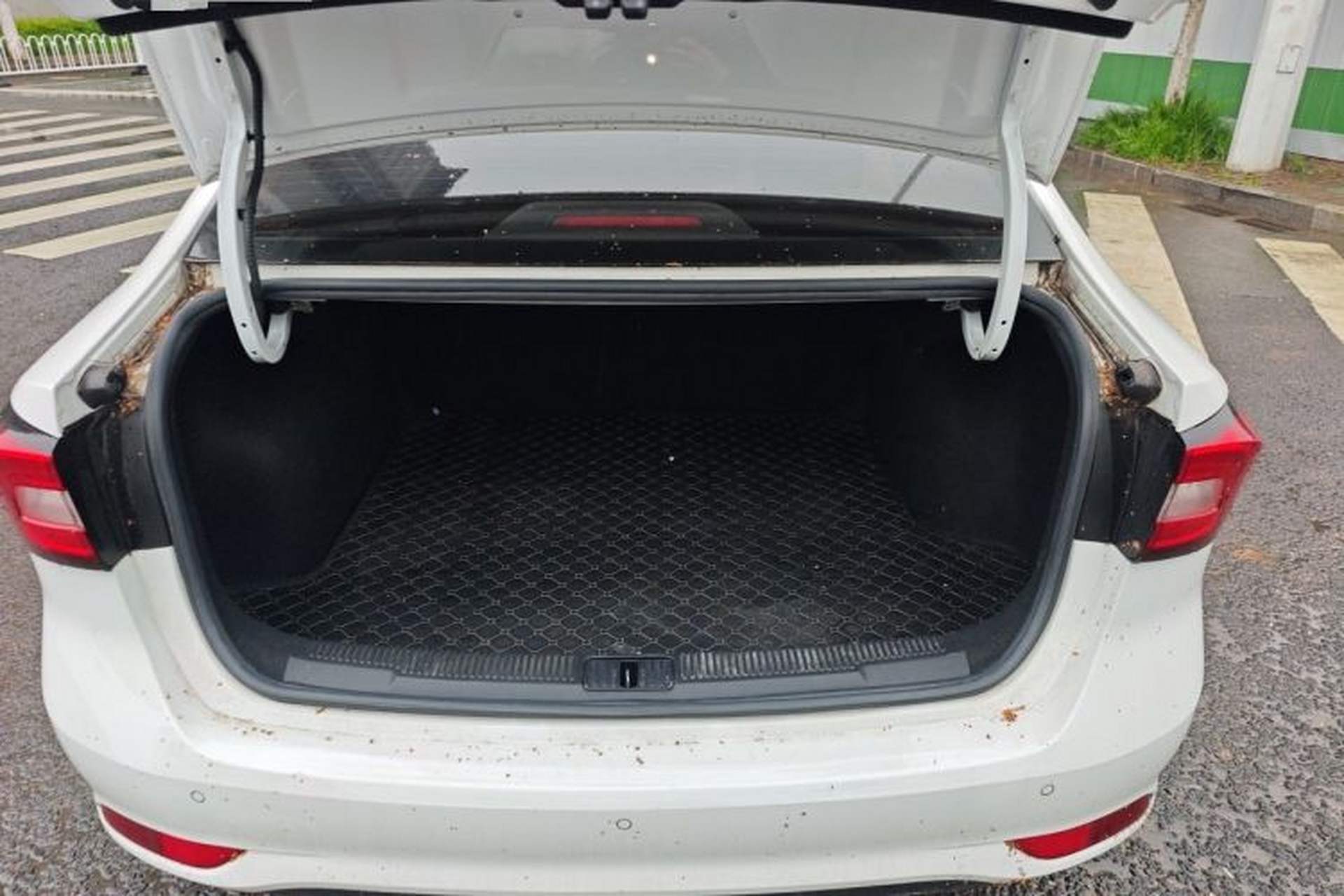 Used Roewe i5 2020 1.5L Automatic 4G Connect Luxury Flagship Edition Trunk