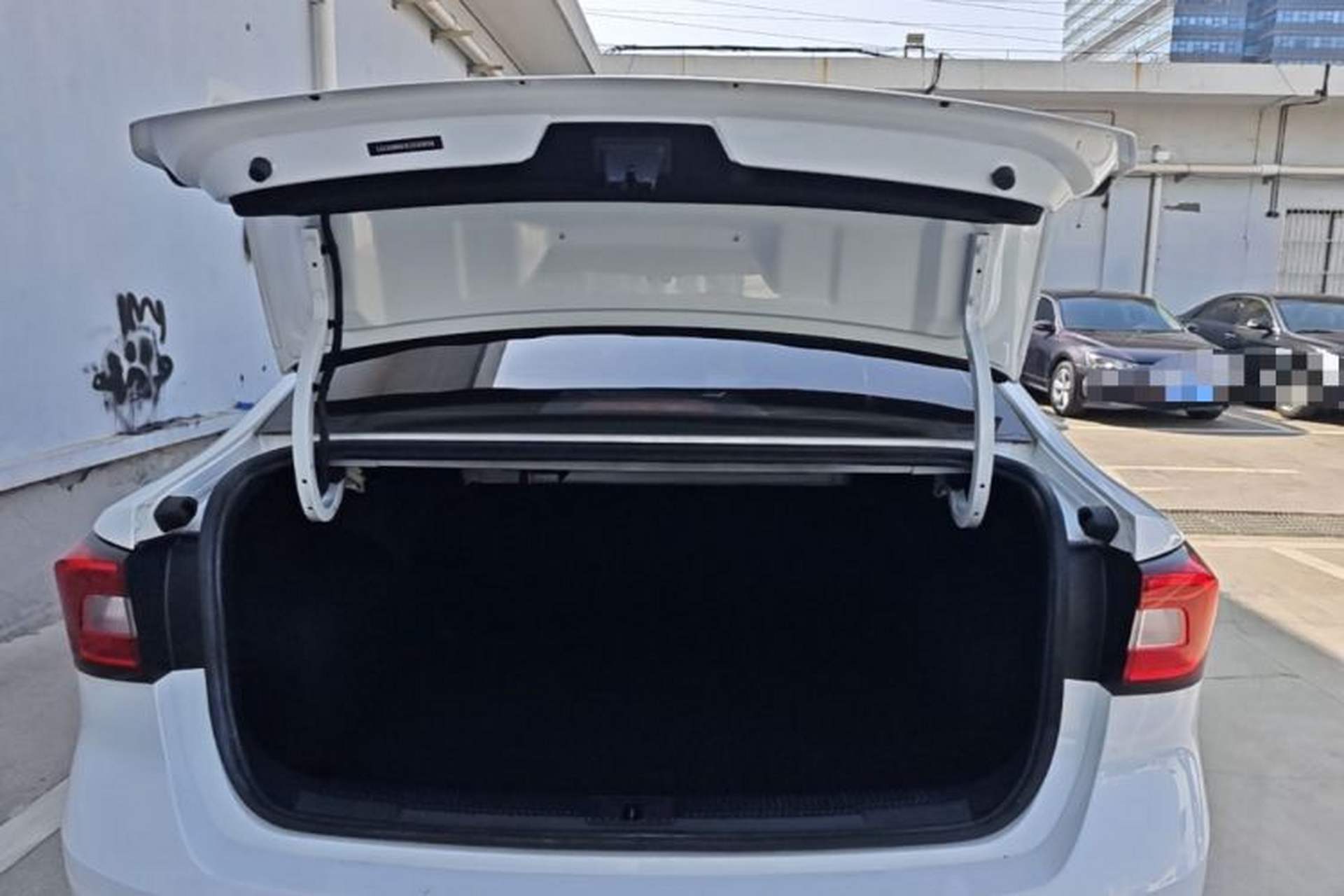 Used Roewe i5 2020 1.5L Automatic 4G Connect Luxury Flagship Edition Trunk