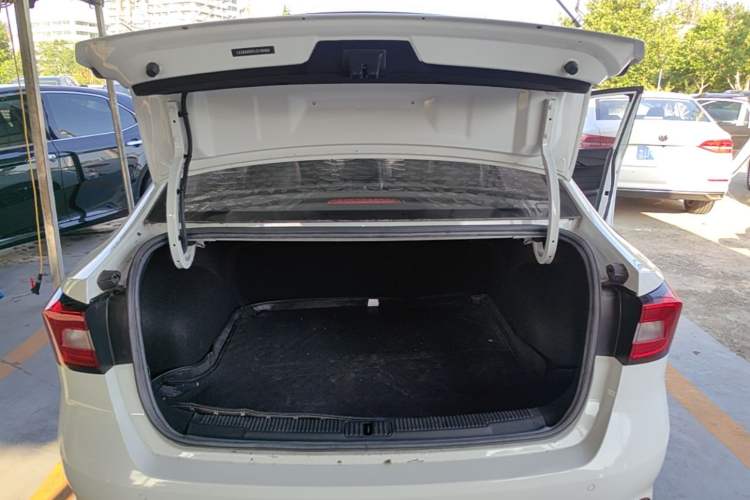 Used Roewe i5 2020 1.5L Automatic 4G Connect Luxury Flagship Edition Trunk