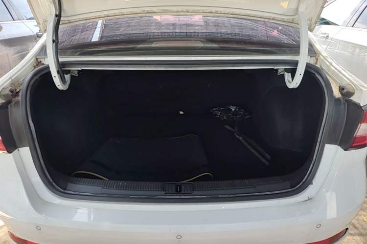 Used Roewe i5 2020 1.5L Automatic 4G Connected Linghao Edition Trunk