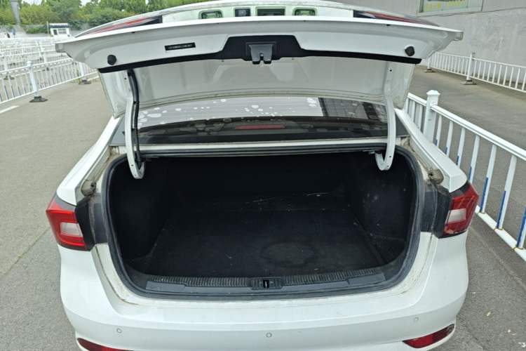 Used Roewe i5 2020 1.5L Automatic 4G Connect Luxury Flagship Edition Trunk