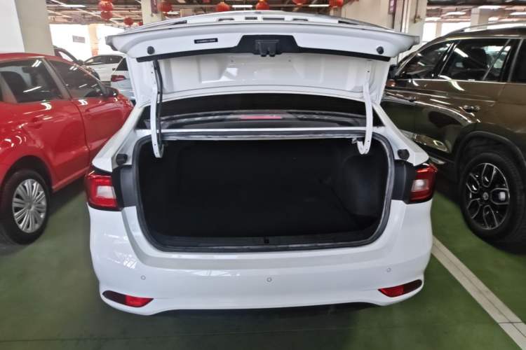 Used Roewe i5 2020 1.5L Automatic 4G Connect Luxury Flagship Edition Trunk