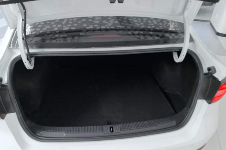Used Roewe i5 2020 1.5L Automatic 4G Connected Linghao Edition Trunk