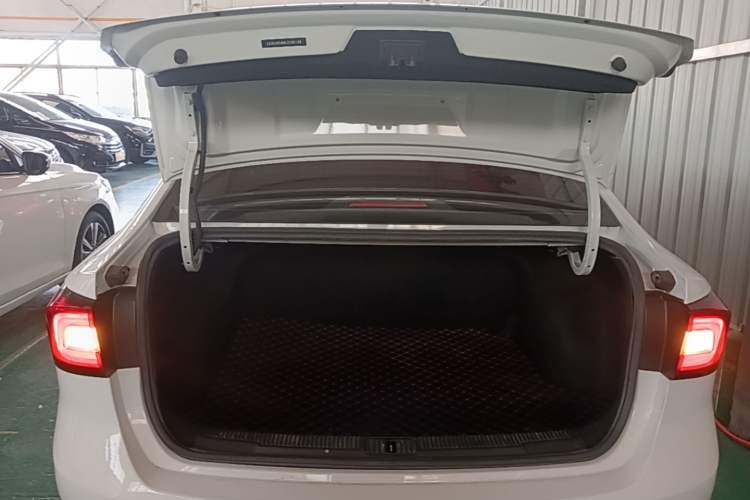Used Roewe i5 2020 1.5L Automatic 4G Connect Luxury Flagship Edition Trunk