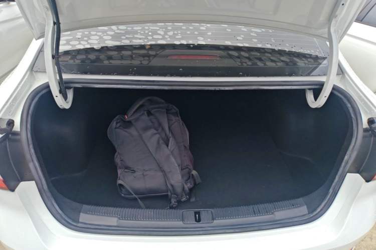 Used Roewe i5 2020 1.5L Automatic 4G Connect Luxury Flagship Edition Trunk