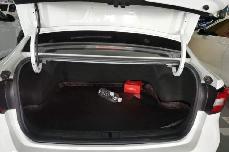 Used Roewe i5 2020 1.5L Automatic 4G Connect Luxury Flagship Edition Trunk