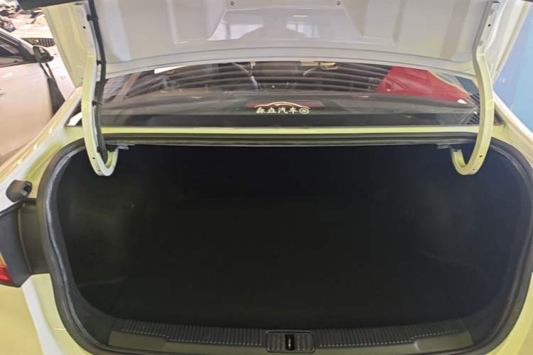 Used Roewe i5 2020 1.5L Automatic 4G Connect Luxury Flagship Edition Trunk
