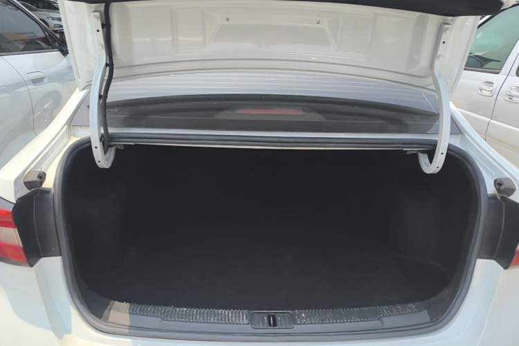 Used Roewe i5 2020 1.5L Manual 4G Connect Luxury Edition Trunk