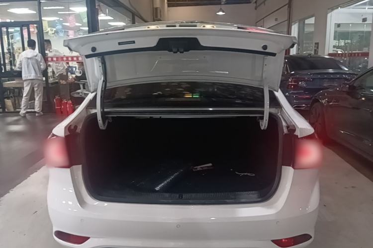 Used Roewe i5 2020 1.5L Automatic 4G Connect Luxury Flagship Edition Trunk