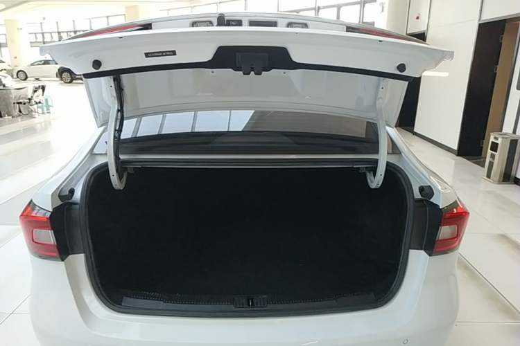 Used Roewe i5 2020 1.5L Automatic 4G Connect Luxury Flagship Edition Trunk