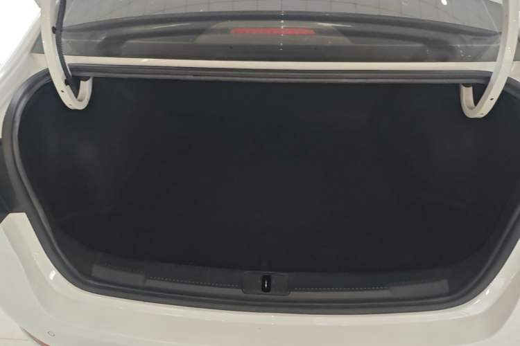 Used Roewe i5 2020 1.5L Automatic 4G Connected Linghao Edition Trunk