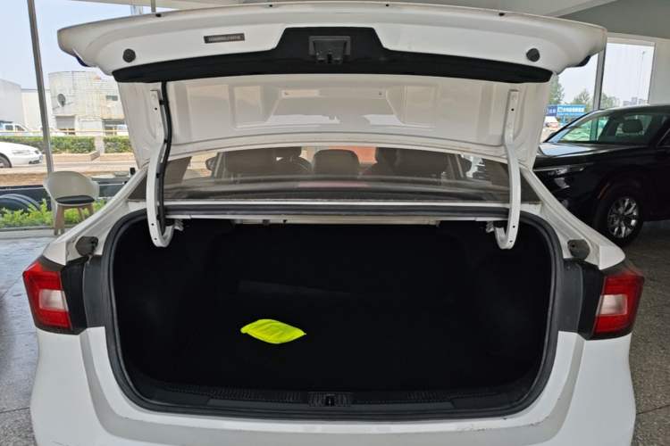 Used Roewe i5 2020 1.5L Automatic 4G Connect Luxury Flagship Edition Trunk