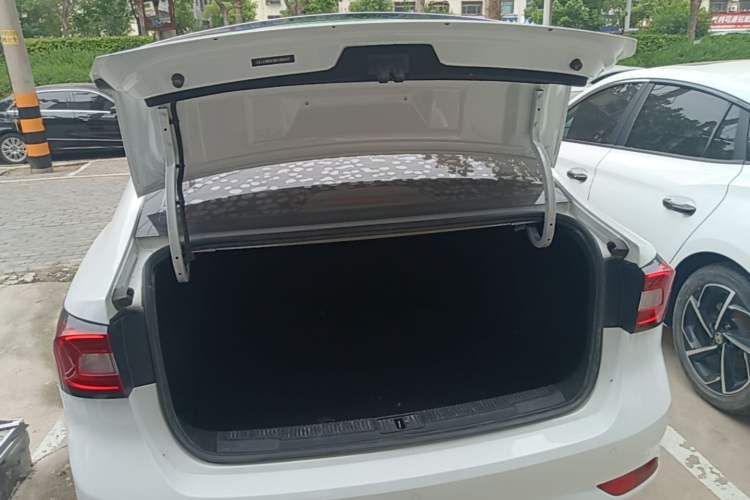 Used Roewe i5 2020 1.5L Automatic 4G Connect Luxury Flagship Edition Trunk