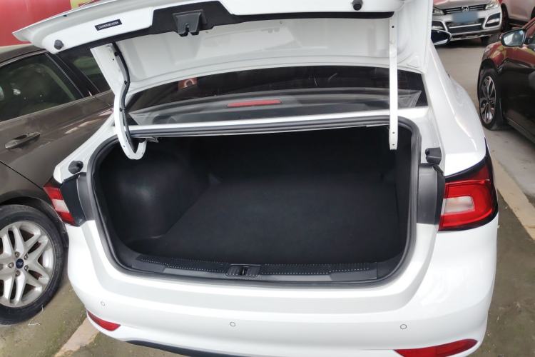 Used Roewe i5 2020 1.5L Automatic 4G Connect Luxury Flagship Edition Trunk